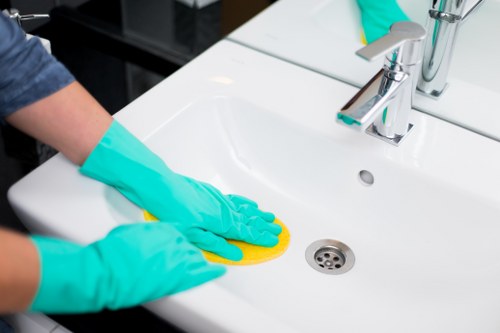 End of tenancy deep cleaning in a furnished home